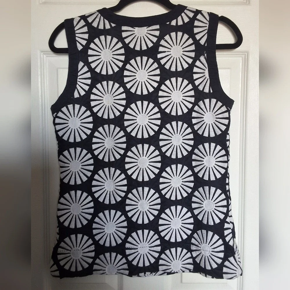 Tory Burch Embroidered Sunburst Navy Blue White Sleeveless top size‎ 6